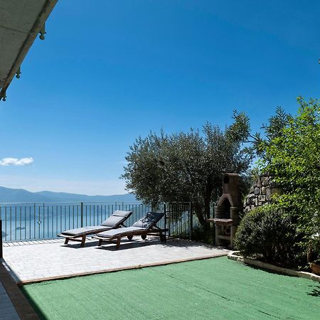 Mantegna - Garden With Lake View And Swimming Pool Parzanica Exterior photo