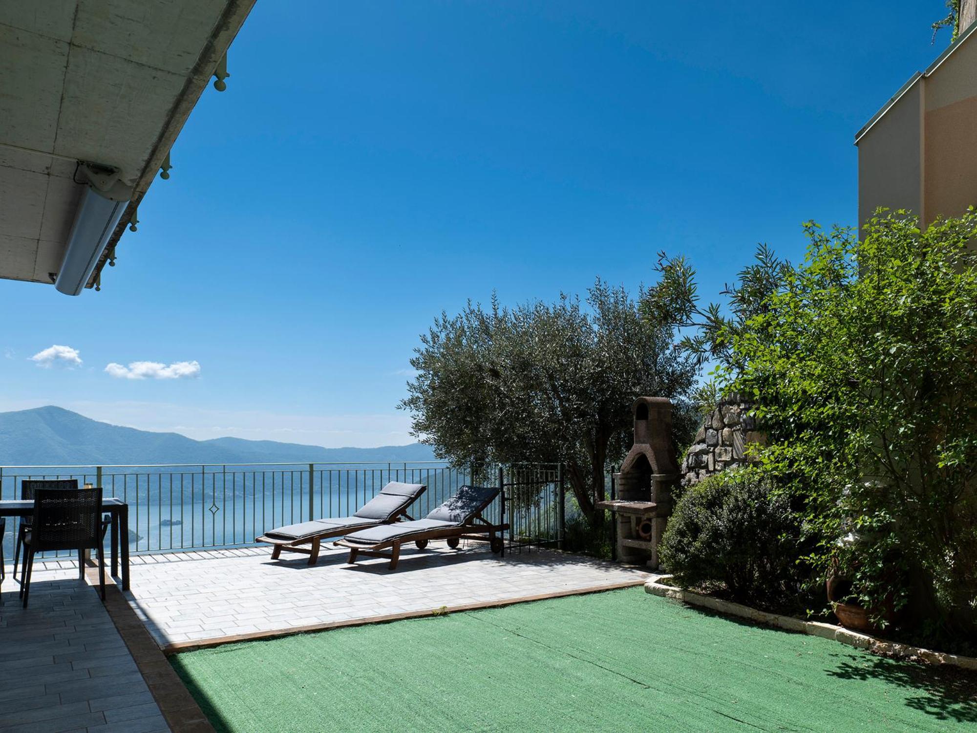Mantegna - Garden With Lake View And Swimming Pool Parzanica Exterior photo