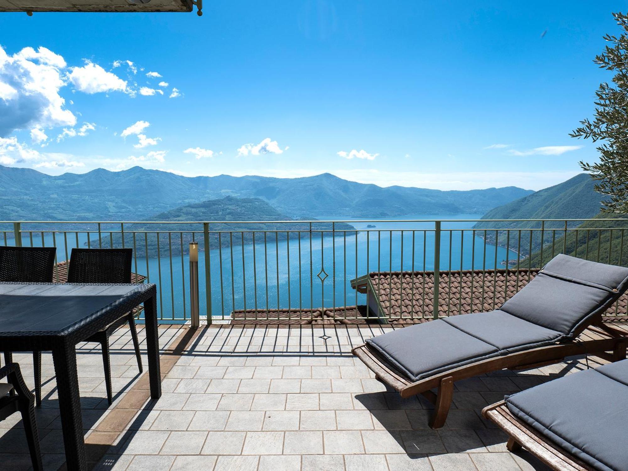 Mantegna - Garden With Lake View And Swimming Pool Parzanica Exterior photo